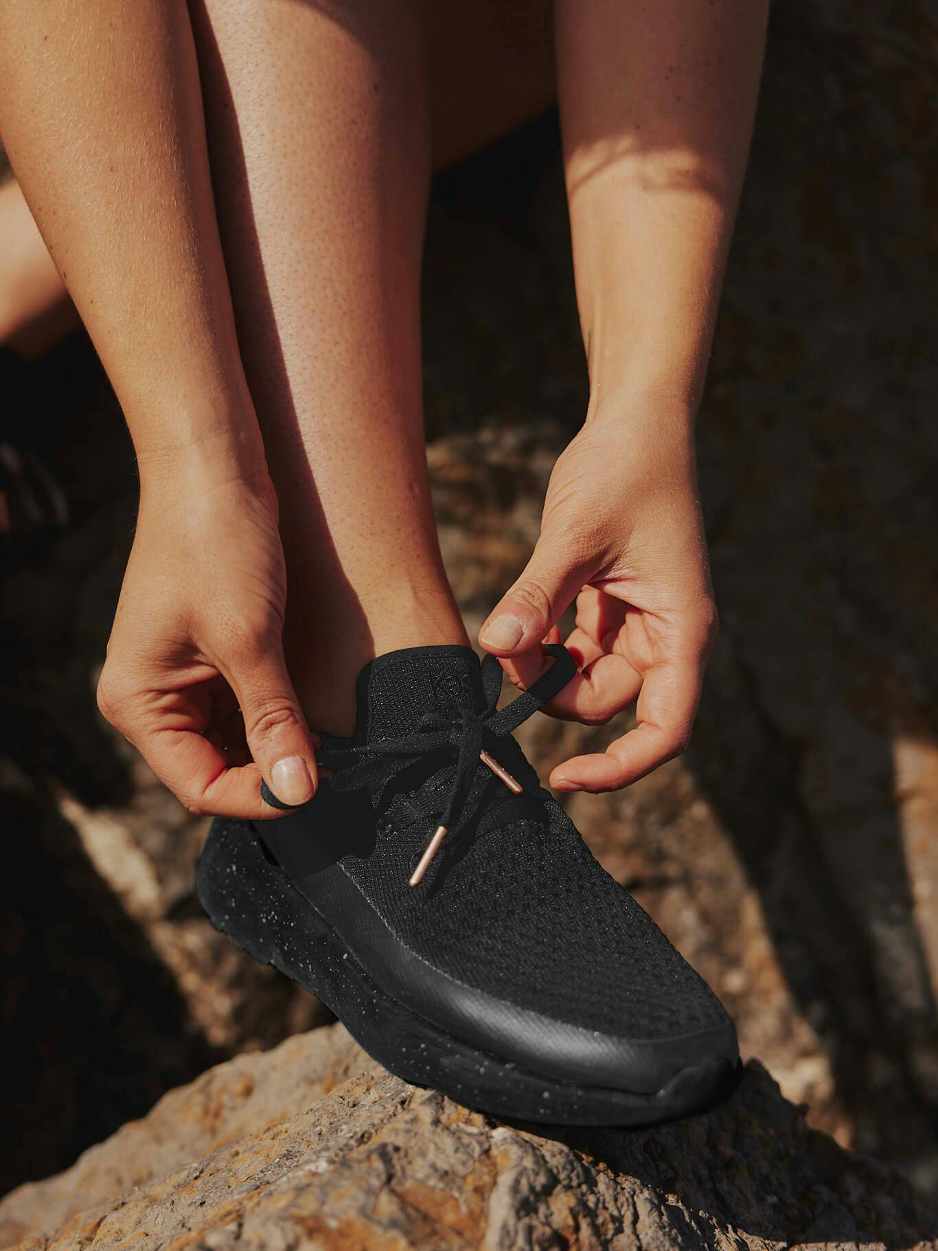 Fleksibel og funksjonell, disse skoene er designet for å følge deg gjennom alle sommeraktiviteter. Bruk dem som klassiske sneakers eller tråkk ned hælen for et enkelt slip-on alternativ.