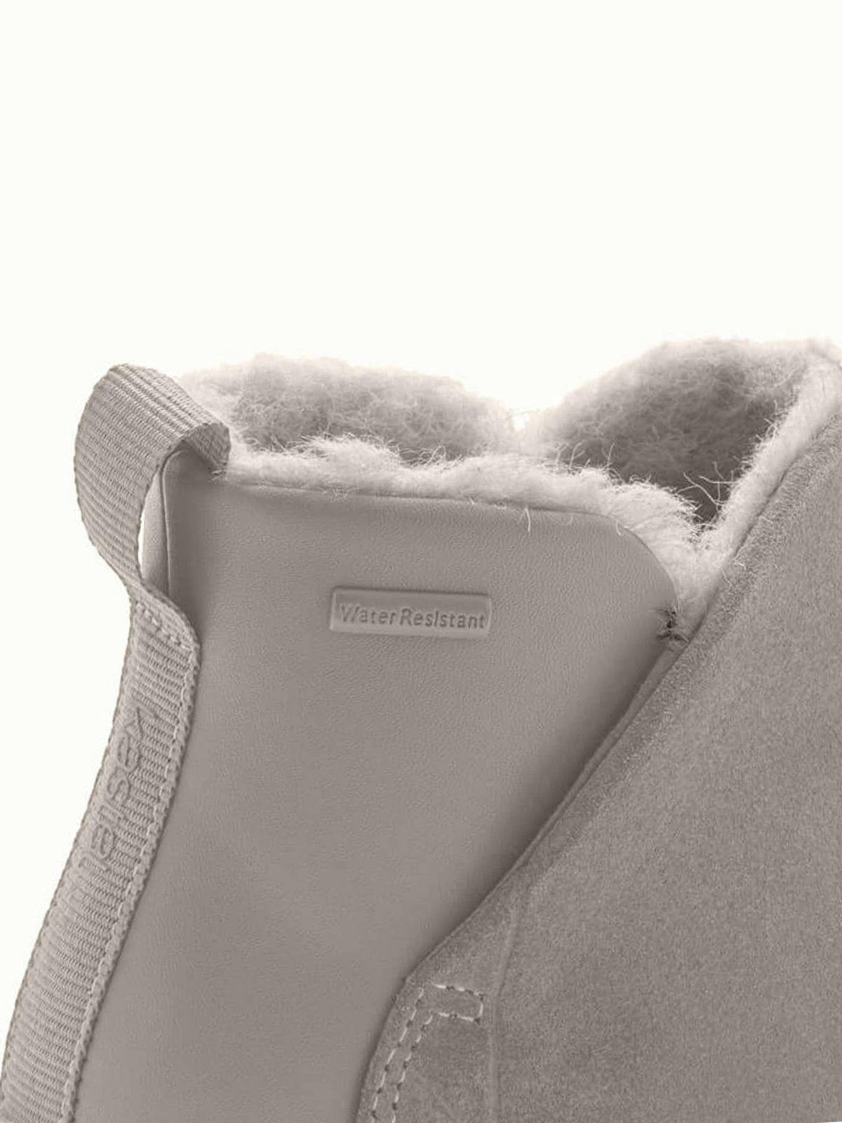 Med en grov og tykk yttersåle, har Røros vinterstøvler både vanntett skinn og ullfór for å holde deg varm og komfortabel.