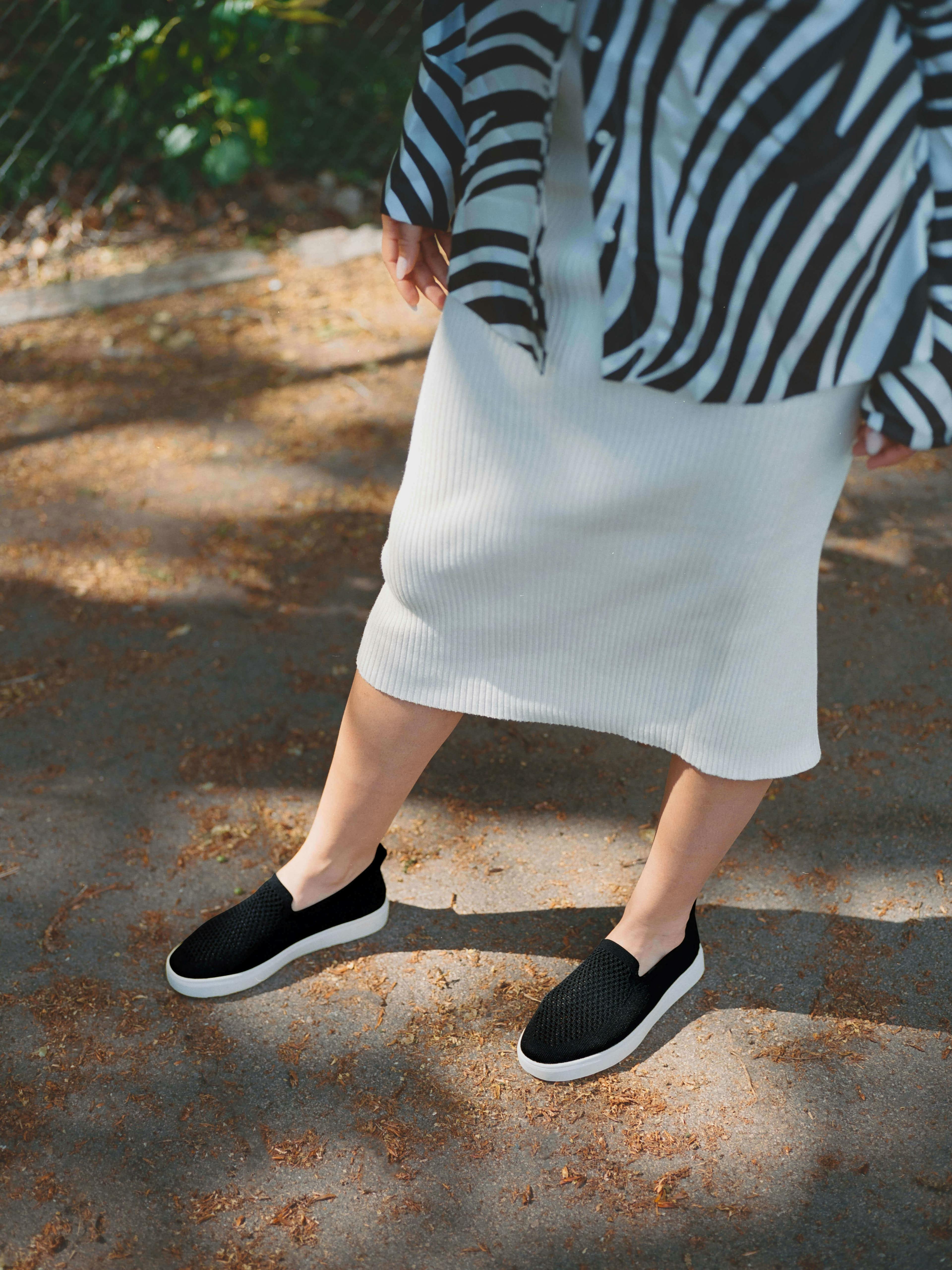 Stup inn i sommeren med Stavern pustende slip-on sneakers, designet for kjølig komfort og enkel vedlikehold med deres maskinvaskbare design.
