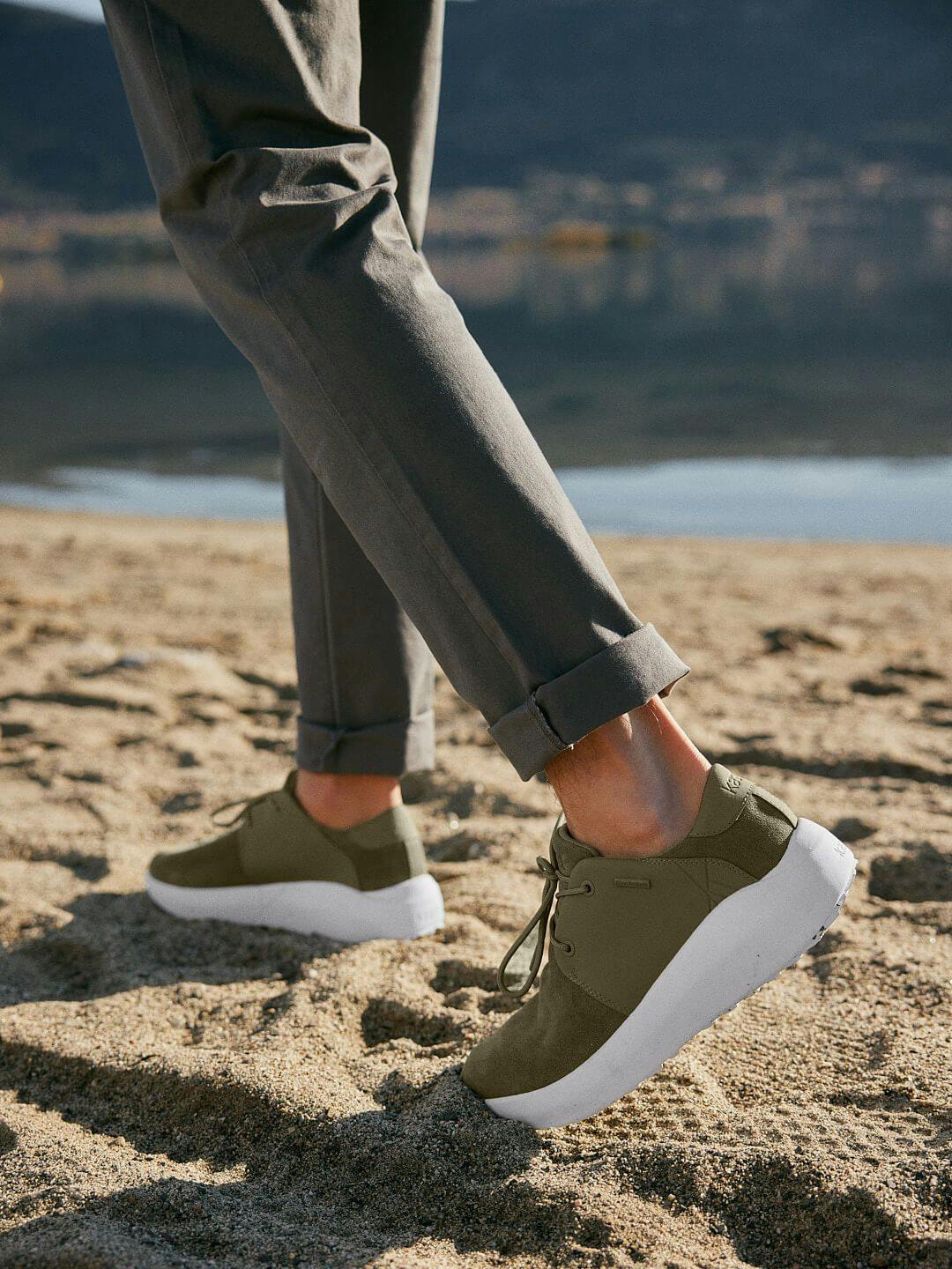Lofoten Terreng Semsket sneakers tilpasser seg ethvert klima med vanntett skinn og en solid såle for beskyttelse og stil.
