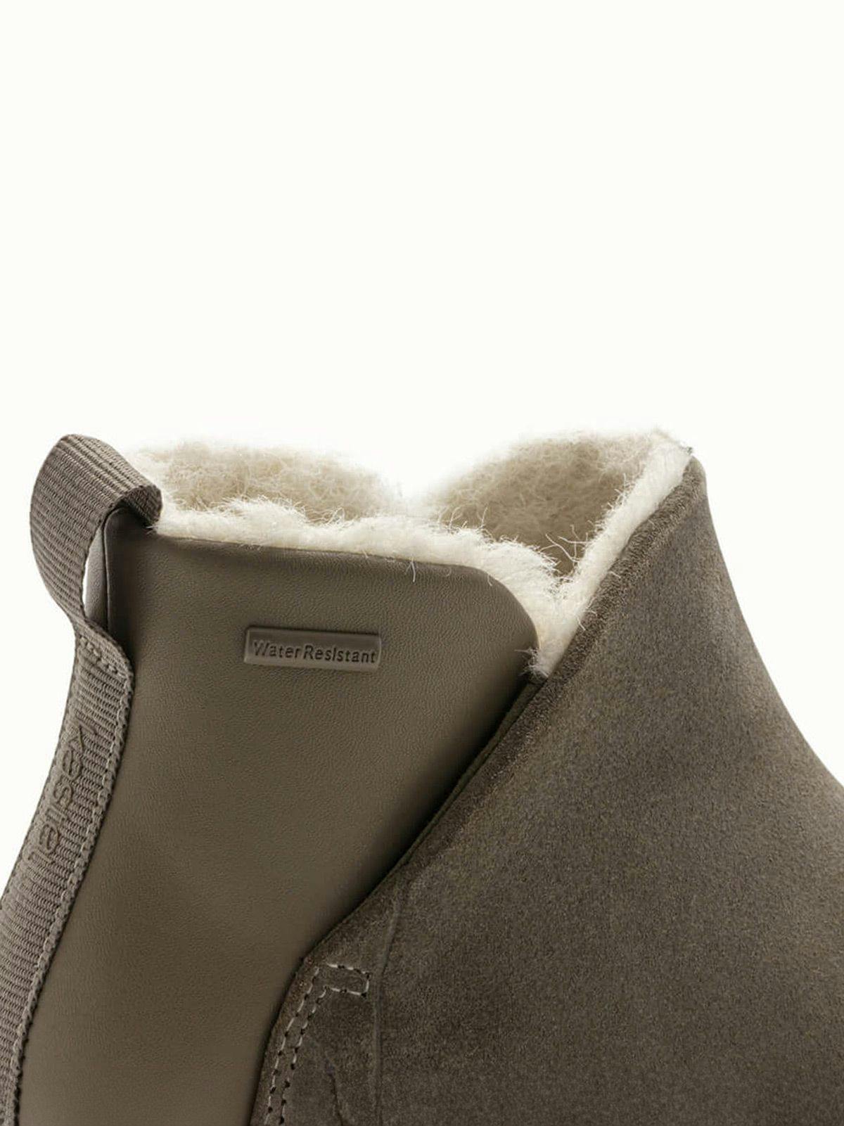 Med en grov og tykk yttersåle, har Røros vinterstøvler både vanntett skinn og ullfór for å holde deg varm og komfortabel.