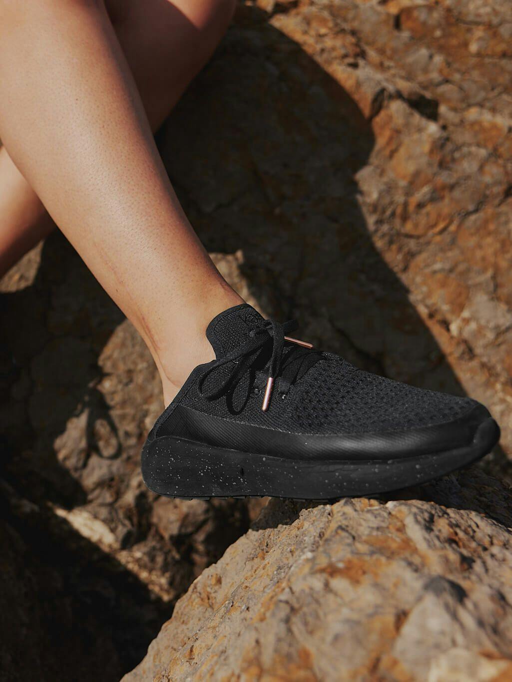 Fleksibel og funksjonell, disse skoene er designet for å følge deg gjennom alle sommeraktiviteter. Bruk dem som klassiske sneakers eller tråkk ned hælen for et enkelt slip-on alternativ.